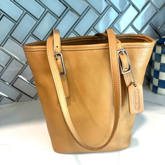 COACH TAN LEATHER BUCKET BAG WITH SILVER HARDWARE - Picture 15 of 15